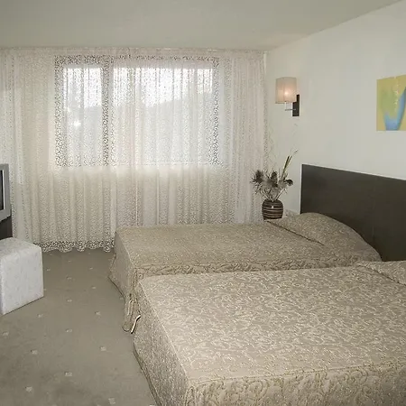 Belmont & 4*