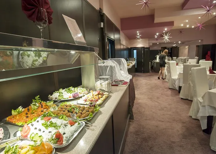 ホテル Belmont & パンポロボ